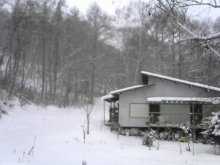 長野県菅平高原 ゆたか山荘 西側(坂上) 2026/01/02 15:15