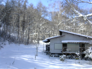 長野県菅平高原 ゆたか山荘 西側(坂上) 2026/01/03 12:00