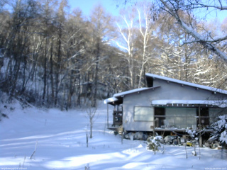 長野県菅平高原 ゆたか山荘 西側(坂上) 2026/01/04 09:00