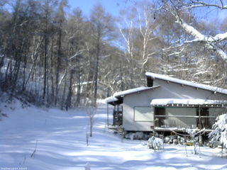長野県菅平高原 ゆたか山荘 西側(坂上) 2026/01/06 11:00