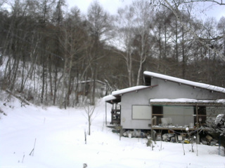 長野県菅平高原 ゆたか山荘 西側(坂上) 2026/01/11 12:00