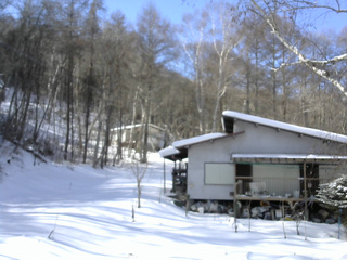 長野県菅平高原 ゆたか山荘 西側(坂上) 2026/01/21 12:00