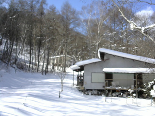 長野県菅平高原 ゆたか山荘 西側(坂上) 2026/02/02 12:00