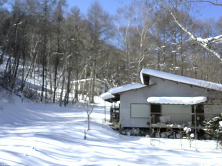 長野県菅平高原 ゆたか山荘 西側(坂上) 2026/02/04 12:00