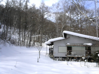 長野県菅平高原 ゆたか山荘 西側(坂上) 2026/02/05 12:00