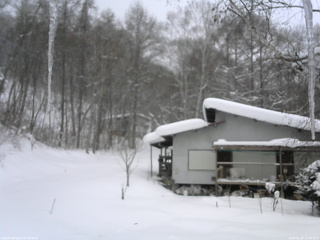 長野県菅平高原 ゆたか山荘 西側(坂上) 2026/02/08 12:00