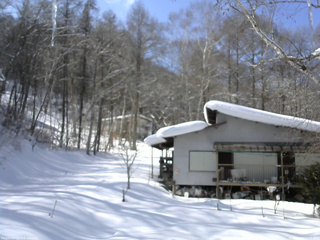 長野県菅平高原 ゆたか山荘 西側(坂上) 2026/02/13 12:45
