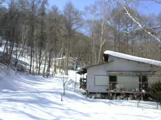 長野県菅平高原 ゆたか山荘 西側(坂上) 2026/02/15 12:15