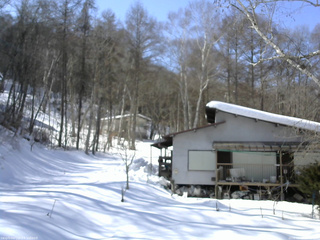 長野県菅平高原 ゆたか山荘 西側(坂上) 2026/02/15 12:45
