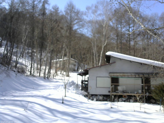 長野県菅平高原 ゆたか山荘 西側(坂上) 2026/02/15 13:00