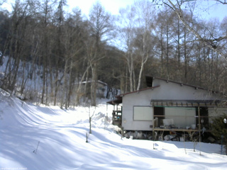 長野県菅平高原 ゆたか山荘 西側(坂上) 2026/02/15 14:15