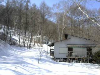 長野県菅平高原 ゆたか山荘 西側(坂上) 2026/02/17 12:15