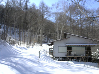 長野県菅平高原 ゆたか山荘 西側(坂上) 2026/02/19 14:00
