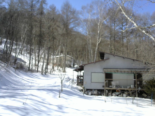 長野県菅平高原 ゆたか山荘 西側(坂上) 2026/02/21 12:15