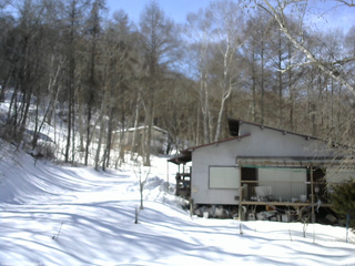 長野県菅平高原 ゆたか山荘 西側(坂上) 2026/02/21 12:45