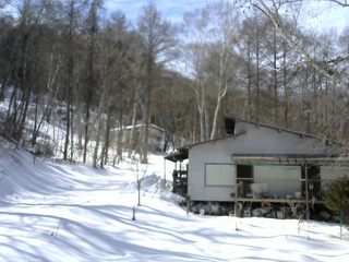 長野県菅平高原 ゆたか山荘 西側(坂上) 2026/02/21 13:00