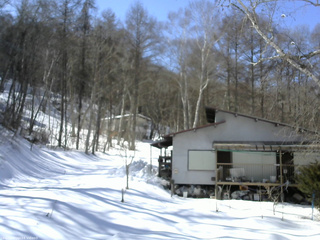 長野県菅平高原 ゆたか山荘 西側(坂上) 2026/02/22 13:00