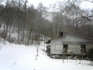 長野県菅平高原 ゆたか山荘 西側(坂上) 2026/02/25 12:00
