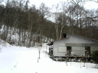 長野県菅平高原 ゆたか山荘 西側(坂上) 2026/02/25 12:45