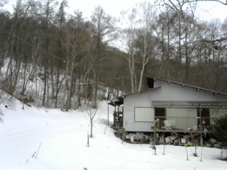 長野県菅平高原 ゆたか山荘 西側(坂上) 2026/02/27 12:00