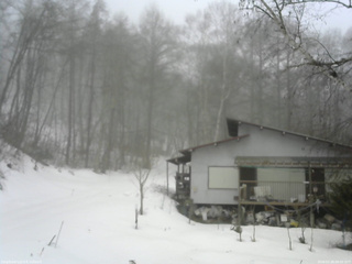 長野県菅平高原 ゆたか山荘 西側(坂上) 2026/02/28 08:00