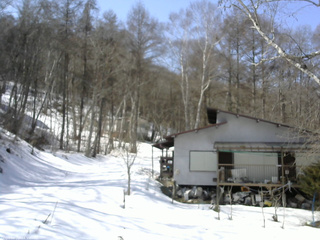 長野県菅平高原 ゆたか山荘 西側(坂上) 2026/03/01 12:00