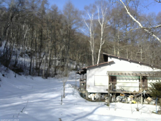 長野県菅平高原 ゆたか山荘 西側(坂上) 2026/03/02 08:00