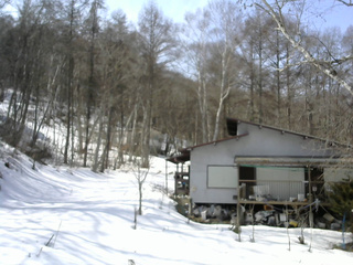長野県菅平高原 ゆたか山荘 西側(坂上) 2026/03/02 12:15