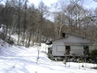 長野県菅平高原 ゆたか山荘 西側(坂上) 2026/03/02 12:30
