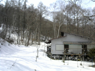 長野県菅平高原 ゆたか山荘 西側(坂上) 2026/03/02 13:00