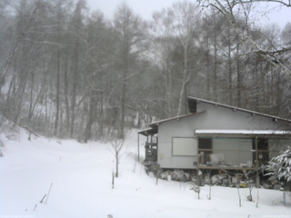 長野県菅平高原 ゆたか山荘 西側(坂上) 2026/03/04 10:00