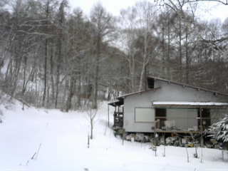 長野県菅平高原 ゆたか山荘 西側(坂上) 2026/03/04 12:00