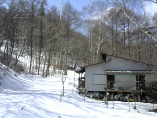長野県菅平高原 ゆたか山荘 西側(坂上) 2026/03/05 12:15