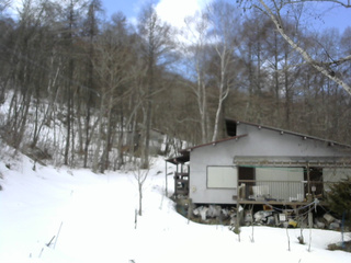 長野県菅平高原 ゆたか山荘 西側(坂上) 2026/03/08 12:00