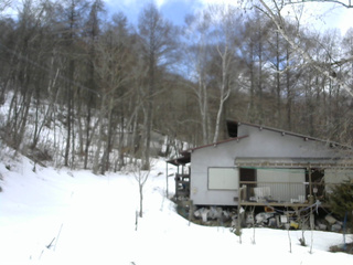長野県菅平高原 ゆたか山荘 西側(坂上) 2026/03/08 12:15