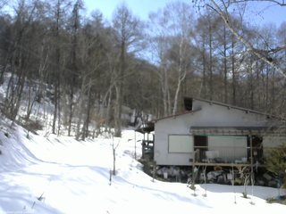 長野県菅平高原 ゆたか山荘 西側(坂上) 2026/03/08 14:00
