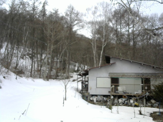 長野県菅平高原 ゆたか山荘 西側(坂上) 2026/03/15 12:00
