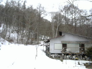 長野県菅平高原 ゆたか山荘 西側(坂上) 2026/03/15 17:15