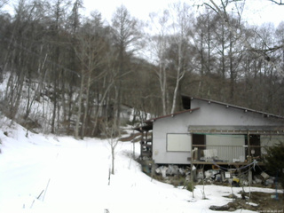 長野県菅平高原 ゆたか山荘 西側(坂上) 2026/03/18 16:00