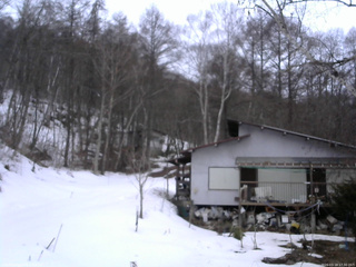 長野県菅平高原 ゆたか山荘 西側(坂上) 2026/03/18 17:30