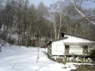 長野県菅平高原 ゆたか山荘 西側(坂上) 2026/03/20 08:00