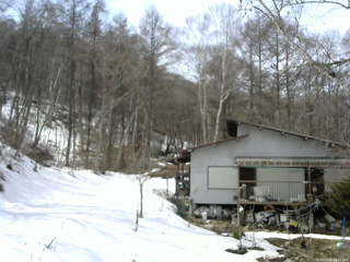 長野県菅平高原 ゆたか山荘 西側(坂上) 2026/03/20 12:15