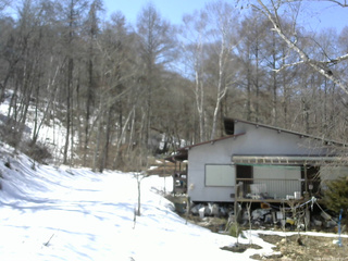 長野県菅平高原 ゆたか山荘 西側(坂上) 2026/03/21 12:00