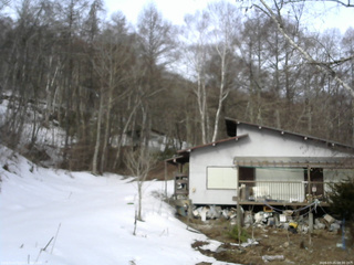 長野県菅平高原 ゆたか山荘 西側(坂上) 2026/03/25 08:00
