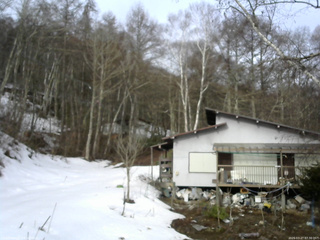 長野県菅平高原 ゆたか山荘 西側(坂上) 2026/03/27 07:30