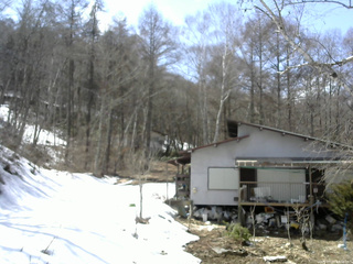 長野県菅平高原 ゆたか山荘 西側(坂上) 2026/03/27 13:00