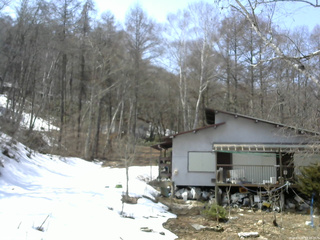 長野県菅平高原 ゆたか山荘 西側(坂上) 2026/03/28 12:00