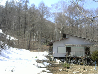 長野県菅平高原 ゆたか山荘 西側(坂上) 2026/03/29 12:00