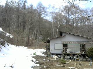 長野県菅平高原 ゆたか山荘 西側(坂上) 2026/03/30 12:00