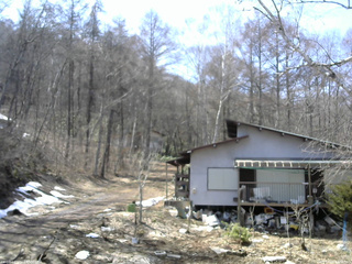 長野県菅平高原 ゆたか山荘 西側(坂上) 2026/04/03 12:30